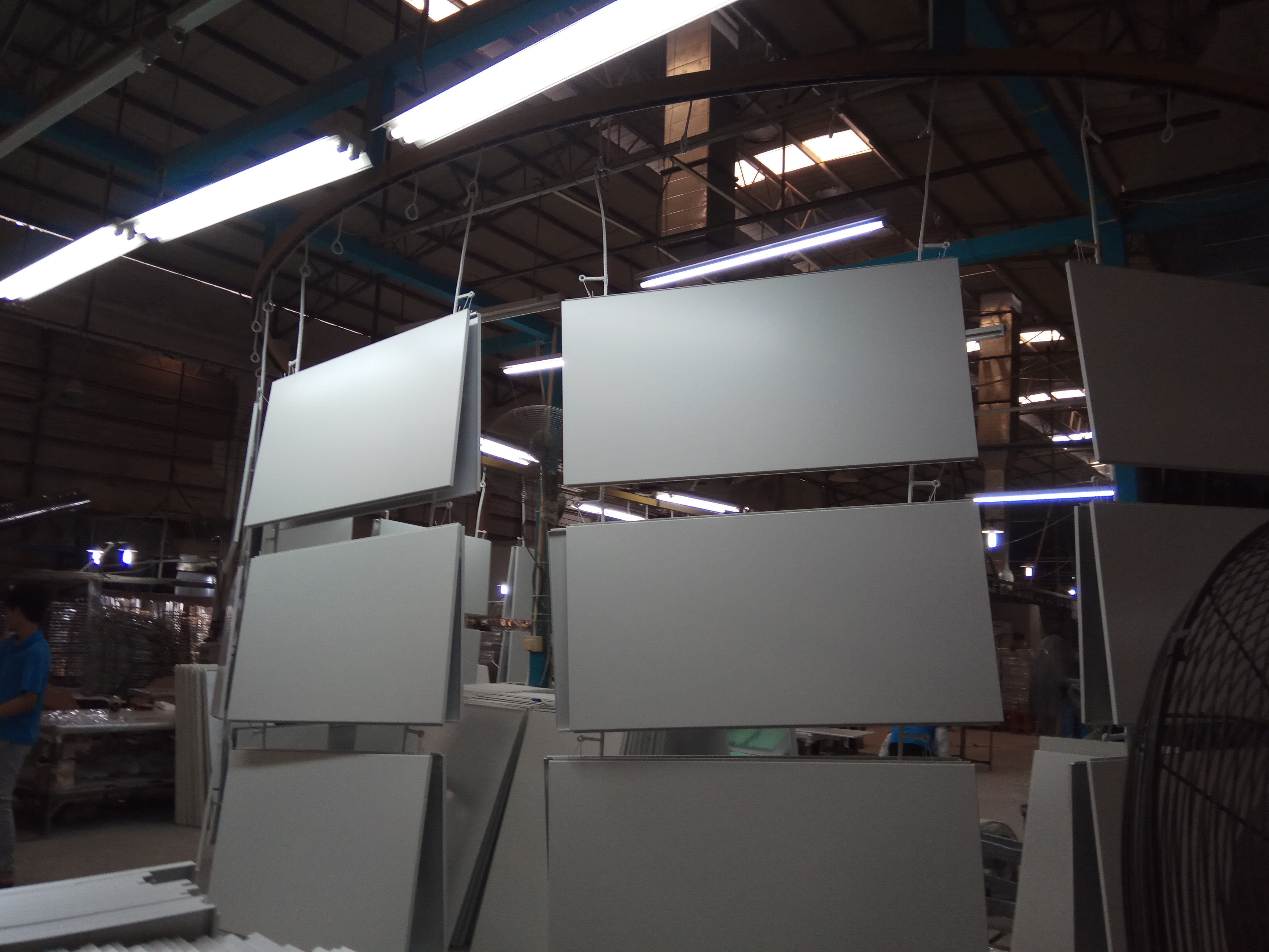 拆除冗余岗亭、破旧标识牌等设施