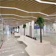 ；每排扣完后要调整一次确保板面平整