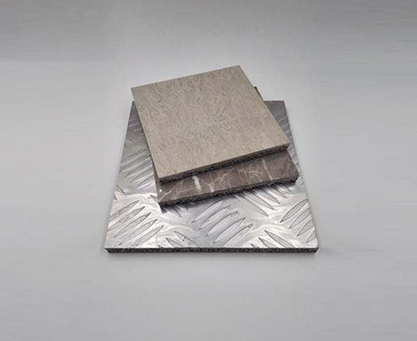 而作为面板的锌板当中