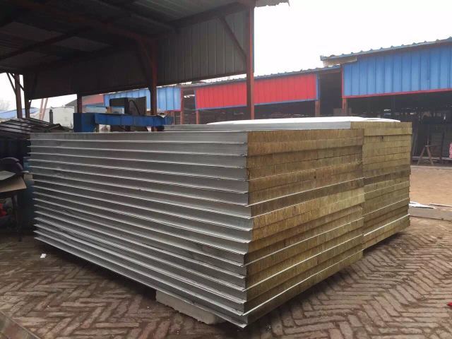 提出在镀锌钢管内壁加装带向心凸尖的加强筋结构