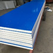 瑞幸联名杯套把“假”字写错了