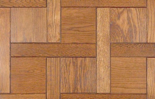 位于可调装配块一侧