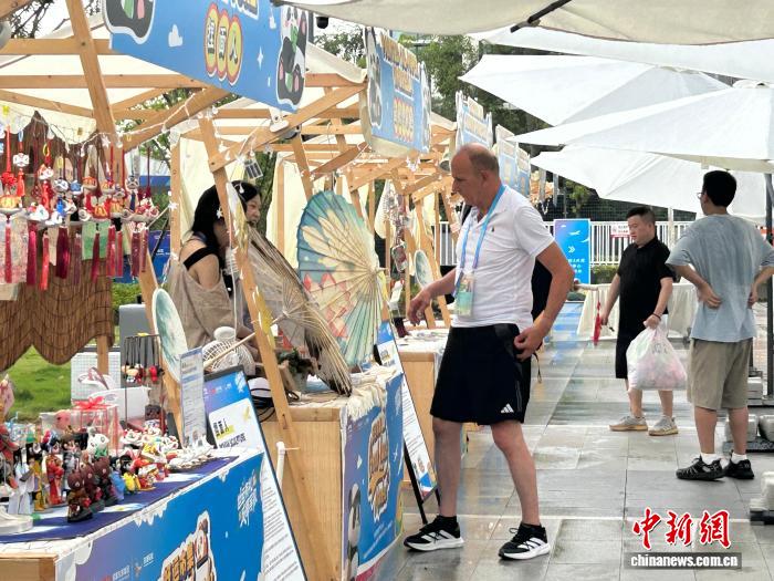 成都世运村外好运市集：以油纸伞、熊猫文创传