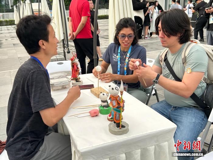 成都世运村外好运市集：以油纸伞、熊猫文创传