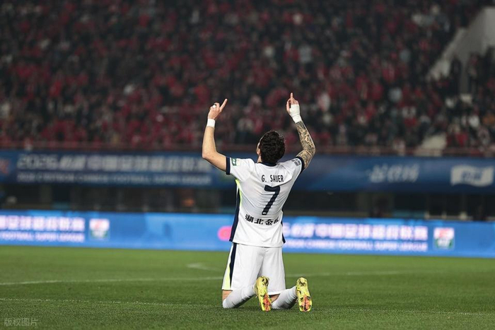 武汉三镇快速反击绝杀平局 绍尔关键进球力挽狂