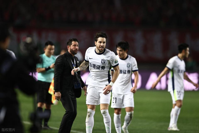 武汉三镇快速反击绝杀平局 绍尔关键进球力挽狂