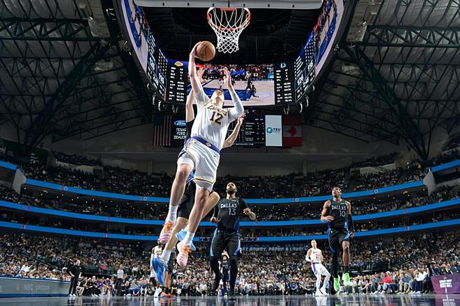 拉拉维亚低迷难救主 湖人惨败独行侠吞两连败