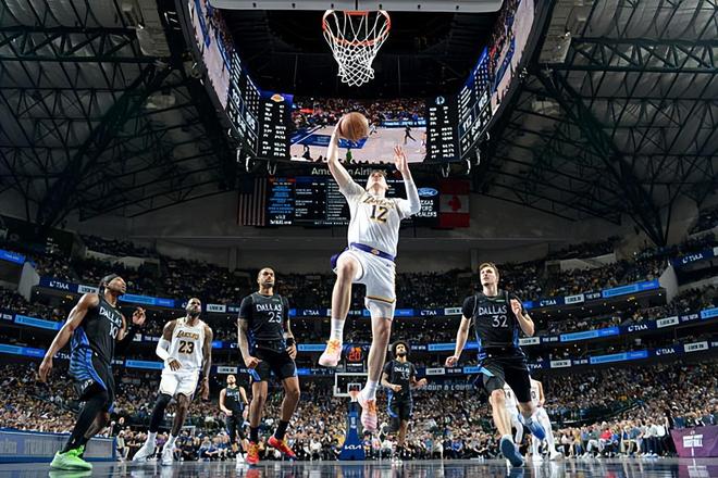 拉拉维亚低迷难救主 湖人惨败独行侠吞两连败