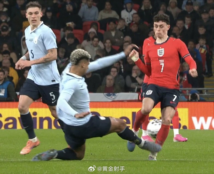 阿劳霍飞铲福登引争议 球迷怒斥毁掉世界杯机会