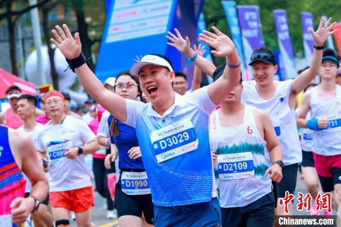 顺德北滘门广场鸣枪发令：2024顺德半程马拉松吸
